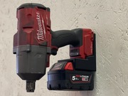MIlwaukee M18 solidny uchwyt na narzędzie i baterie