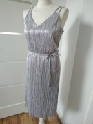 Srebrna błyszcząca imprezowa sukienka na ramiączkach z paskiem