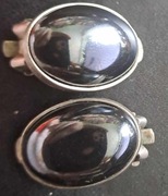 Efektowne klipsy z czarnym kamieniem dla minimalis