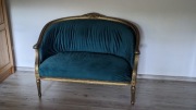 Zabytkowa sofa w stylu Ludwika 