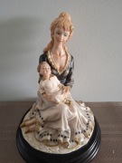 Figurka z alabastru kobieta z dzieckiem 