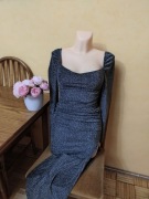 Błyszcząca suknia sukienka wieczorowa z wycięciem 