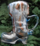 Szklany kubek lub wazon w kształcie buta, prawdopodobnie zabytkowy, 