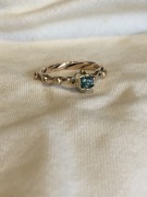 Złoty pierścionek z szmaragdem