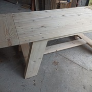 Stół drewniany w stylu rustykalnym 