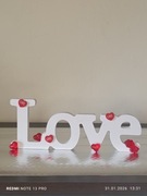 Stojący napis love 