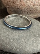 Emaliowany niebieski pierścionek Pandora ME 64