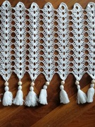 Ręcznie wykonana szydełkiem zazdrostka /firanka. Wymiary 72/52 cm Nowa