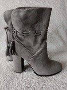 Szare botki słupkpu wsuwane przejściowe na obcasie