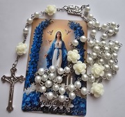 PREZENT RÓŻANIEC dla babci z magnesem Matka Boska Medjugorje.