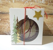 Bombka z włóczki na szydełku, śr. 10 cm.