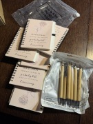 Zestaw upominkowy składa się z kilku małych notesów spiralnych z motywacyjn