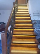 Schody drewniane na beton, samonośne, dywanowe