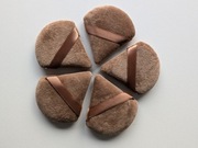 Puszek trójkątny do pudru sypkiego Lami 