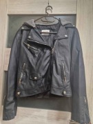 Kurtka damska z ekoskóry czarna, zapinane kieszenie, odpinany kaptur