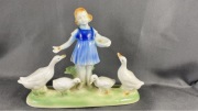 Porcelanowa figurka dziewczynki z gąskami