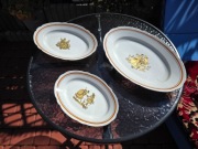 Zestaw trzech pater półmiski Ćmielów PRL ze złoceniami scenka tańce ludowe