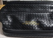 Abiudeng Czarna kosmetyczka że złotym zamkiem. Wys .30 x 17cm.