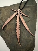 zawieszka naszyjnik wisior liść konopi miedź