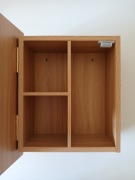 Mała wisząca szafka z lustrem