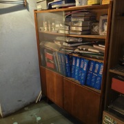 Biblioteczka z czasów PRL z szybami