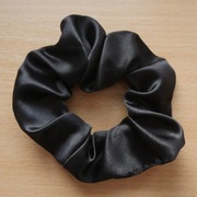 Jedwabna gumka frotka / scrunchie do włosów czarna