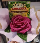 Pojedyncze róży ze wstążki na dzień Nauczyciela 