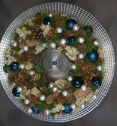 Świąteczny wianek na podtalerzu srebrno niebieski