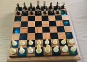 Szachy z żywicy z drewnem bukowym