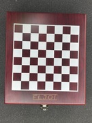 Drewniany zestaw szachów + akcesoria do wina w eleganckim pudełku