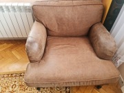 Wygodny szeroki fotel w stylu retro