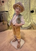 Dekoracja / figurka chłopiec z książką Crown Regal