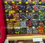 Sprzedam witrynę na cukierki ,32 przegrody.Wymiary 104cm/