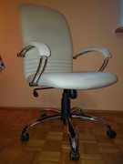 Beżowy fotel biurowy obrotowy - używany