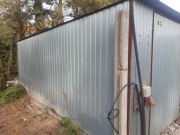 Garaż blaszany BLASZAK, szary, dwuskrzydłowy, dach jednospadowy.