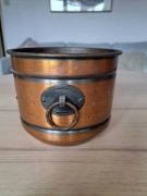 Piękna cynowe naczynie z uchwytami