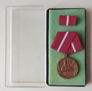 DDR Medal za wierną służbę Kampfgruppen BRĄZ - Etui / Stan Menniczy