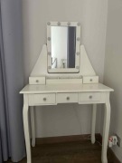 Biała toaletka dla dziewczynki