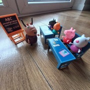 Świnka Peppa szkoła – zestaw figurki klasa, uszkodzony kotek, używane