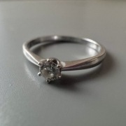 Pierścionek zaręczynowy Apart. Białe złoto i diament