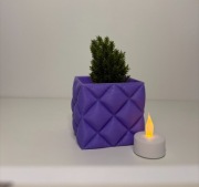Fioletowa osłonka na doniczke w stylu pikowanej sofy