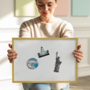 Tablica na magnesy na ścianę kolor biały - kolor ramki złoty 100X70 cm