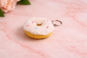 Ręcznie robiony brelok – słodki jak pączek, ale zero kalorii!