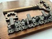 Stylowy Wieszak na Klucze – Wielki Klucz Retro / Vintage – Drewno i Metal