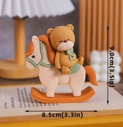 Figurka na tort 3D – Konik na biegunach z misiem – zielono-beżowy