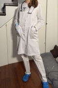 Biały medyczny zestaw: spodnie i fartuch