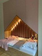 Łóżko domek w zabudowie + tapicerowane panele + materac + led 