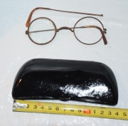 Przedwojenne blaszane etui na okulary