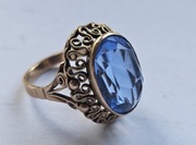 Złoty pierścionek z kamieniem 