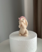 Króliczek z motylkiem na nosku Figurka na tort 